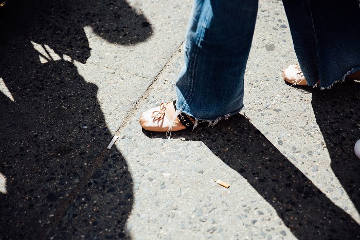 Te mostramos que lo que de verdad importa en los pantalones son los bajos y los zapatos